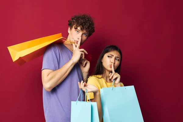 Jonge jongen en meisje in kleurrijke T-shirts met tassen Shopping Lifestyle ongewijzigd — Stockfoto