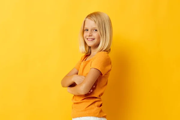 Porträt eines kleinen Mädchens blonde glatte Haare posiert Lächeln Spaß isoliert Hintergrund unverändert — Stockfoto