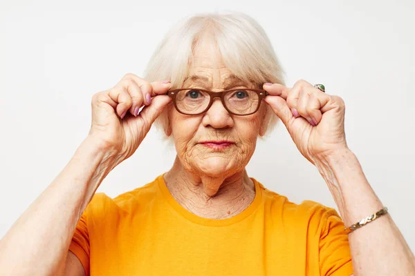 Foto de anciana jubilada salud estilo de vida gafas tratamiento de cerca — Foto de Stock