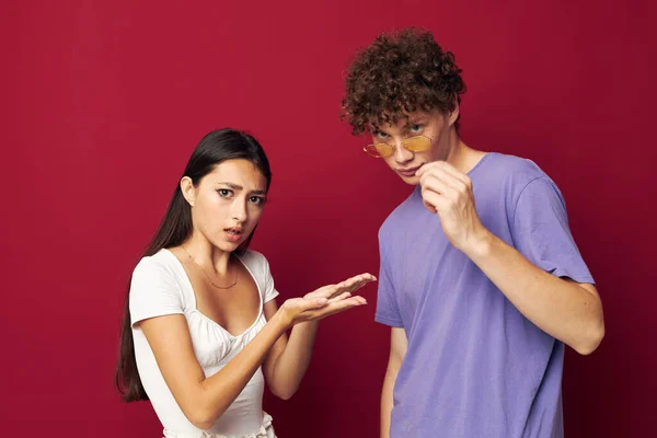 Een jong stel hand gebaar plezier vriendschap jeugd stijl — Stockfoto