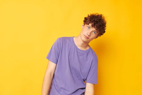 Rojo pelo chico verano posando estilo moda amarillo fondo — Foto de Stock