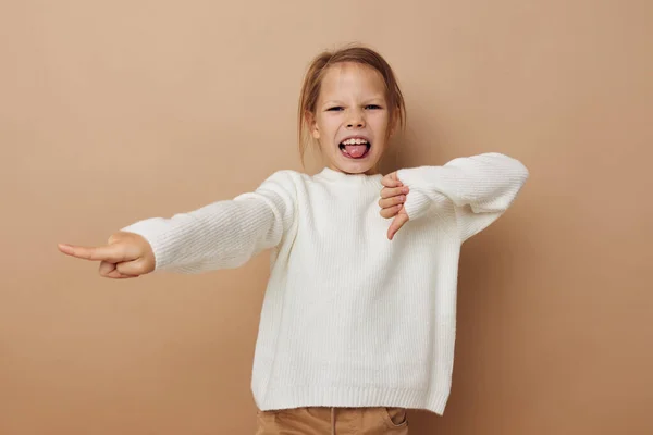Portré boldog mosolygós gyermek lány gyermek stílus érzelmek szórakozás gyermekkor változatlan — Stock Fotó