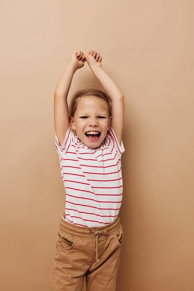 Vrolijk meisje poseren jeugd mode geïsoleerde achtergrond — Stockfoto