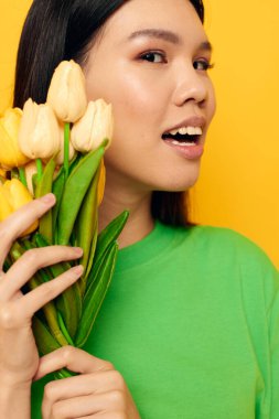 Asyalı görünümlü bir çiçek buketi olan kadın romantizm baharı, yalıtılmış arka plan pozu veriyor.