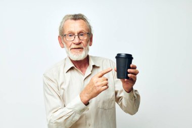 Portre yaşlı adam kullan-at cam içki duyguları izole edilmiş arka plan