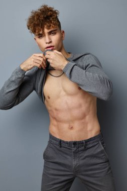 Sapık adam şişirilmiş gövde modeli hayat tarzını değiştirmemiş