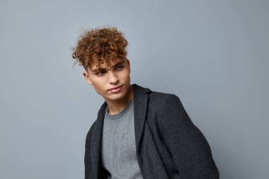 Gri kazaklı çekici bir adam. Moda stüdyosu izole edilmiş.