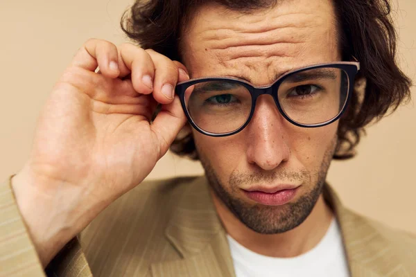 Pohledný muž v obleku pózovat emoce nosit brýle izolované pozadí — Stock fotografie