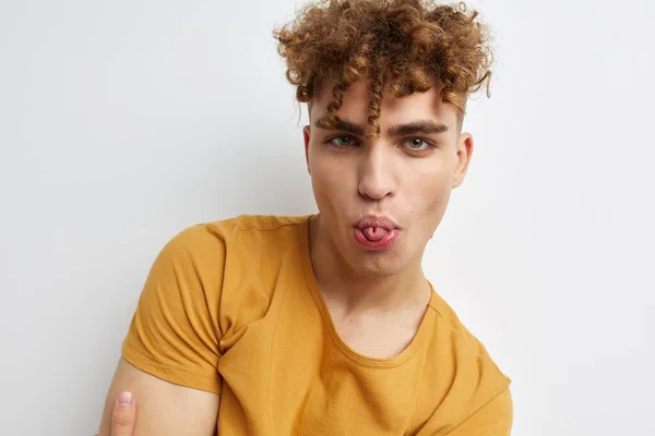 Knappe jongen mode casual dragen moderne stijl lichte achtergrond — Stockfoto