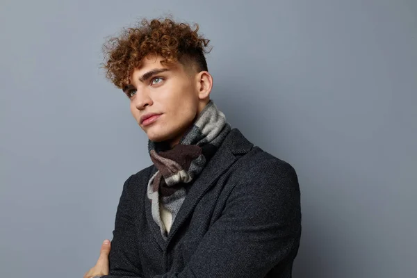 Yakışıklı adam. Siyah ceketli. Moda tarzını değiştirmemiş.