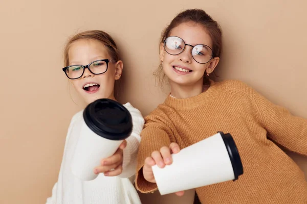 Twee kleine meisjes met wegwerpbril in hun handen — Stockfoto