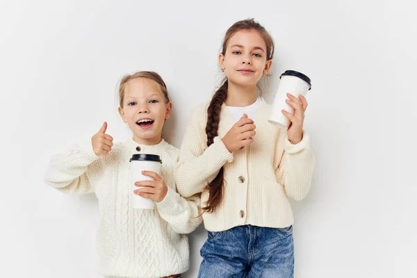 Twee kleine meisjes vrienden met bril in hun handen — Stockfoto