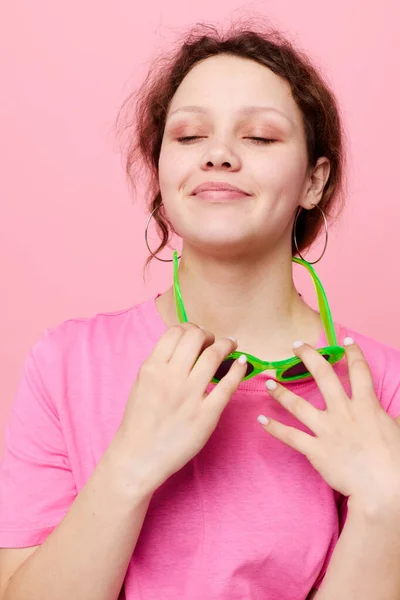 Έφηβος κορίτσι μοντέλο μόδας πράσινα γυαλιά ροζ t-shirt διακόσμηση ποζάρουν — Φωτογραφία Αρχείου