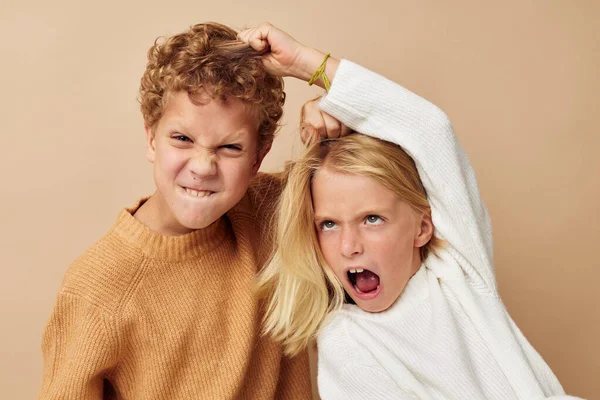 Kisfiú és lány áll mellett pózoló érzelmek elszigetelt háttér — Stock Fotó
