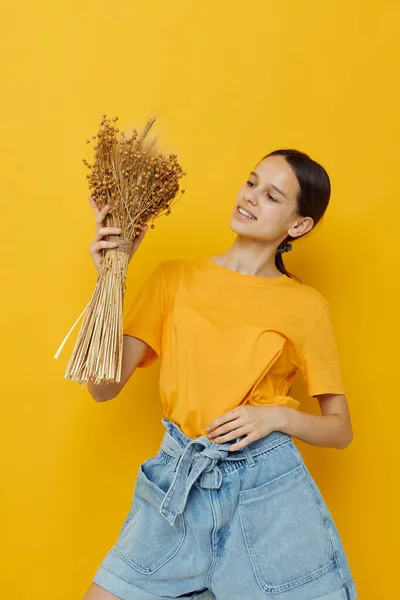 Hermosa chica en una camiseta amarilla ramo de lino emociones estilo verano Estilo de vida inalterado —  Fotos de Stock