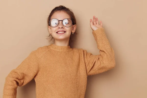 Söt flicka med glasögon känslor gest händer barndom oförändrad — Stockfoto
