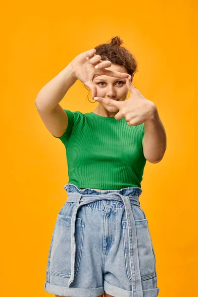Bonito jovem menina no verde t-shirt jeans shorts posando — Fotografia de Stock