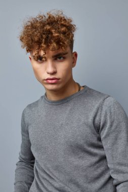 Yakışıklı genç adam şık giyiniyor. Model izole bir arka plan.