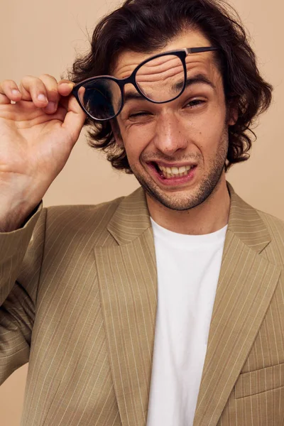 Homme joyeux dans un costume posant des émotions porter des lunettes Style de vie inchangé — Photo