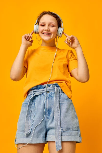 Portret van een jonge vrouw grimas koptelefoon muziek technologie bijgesneden uitzicht ongewijzigd — Stockfoto