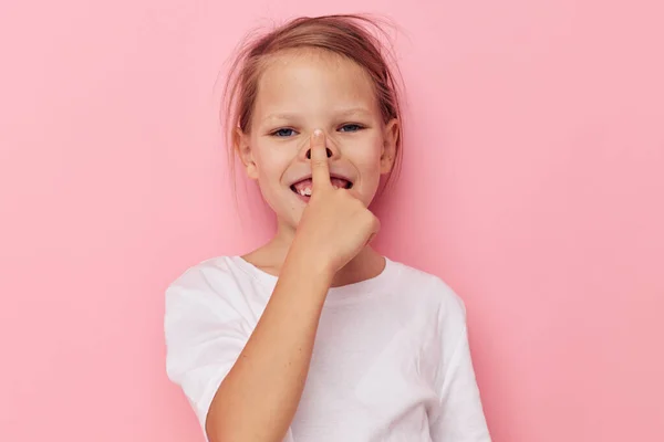 Retrato de niña feliz sonriente mueca posando divertido Estilo de vida inalterado — Foto de Stock