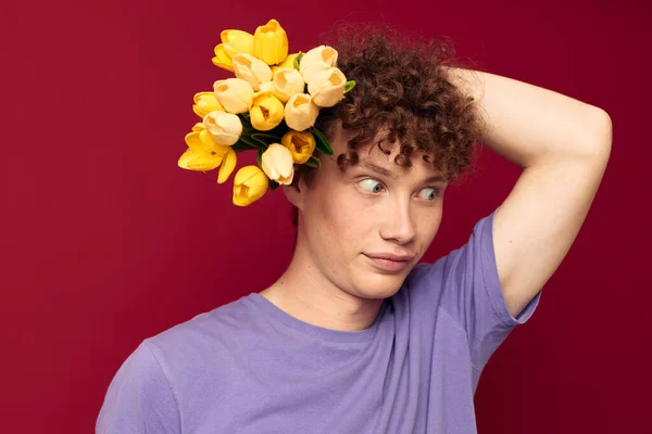 Joven chico rojo cabello en casual desgaste ramo de flores regalo aislado fondo inalterado — Foto de Stock