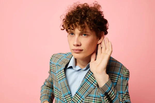 Lindo pelirrojo chico en un traje de negocios mirada posando emociones rosa fondo inalterado — Foto de Stock