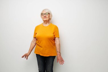 duygusal yaşlı kadın görme sorunları yakın plan gözlüklü