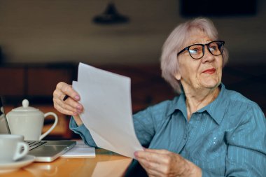 Güzel olgun yaşlı bir kadın bir kafede bir bardak laptopla emekli bir kadın değişmeden sohbet ediyor.