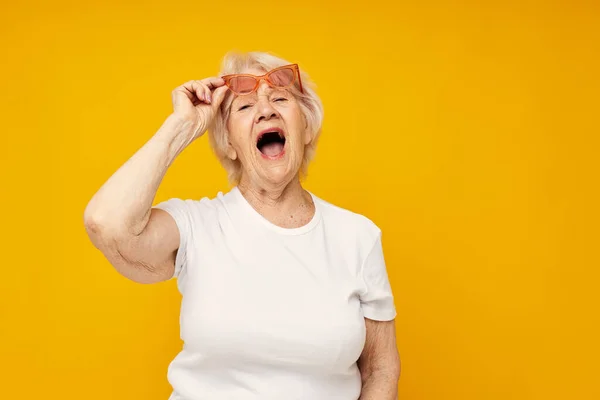 定年退職したおばあちゃんの健康ライフスタイル眼鏡孤立背景写真 — ストック写真