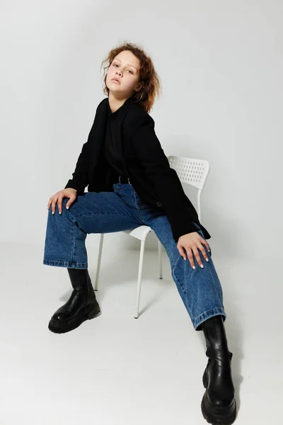 Гарна жінка чорний піджак джинси позує ізольовані фони незмінні — стокове фото
