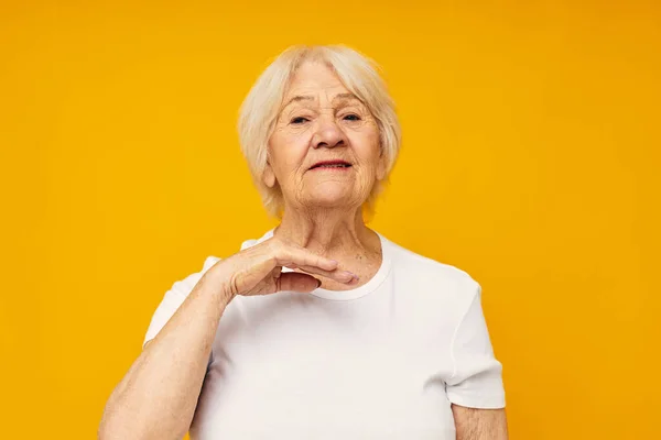 Foto de anciana jubilada feliz estilo de vida alegría aislado fondo — Foto de Stock