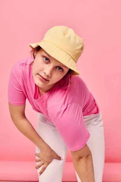 Ελκυστική νεαρή γυναίκα σε ένα ροζ T-shirt και καπέλο Νεολαία μόδας Lifestyle — Φωτογραφία Αρχείου