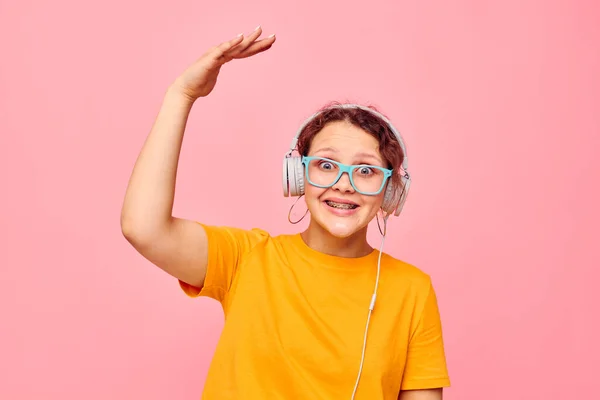 Χαρούμενη γυναίκα κίτρινο t-shirt ακουστικά ψυχαγωγία μουσική διασκέδαση περικοπεί άποψη αναλλοίωτη — Φωτογραφία Αρχείου