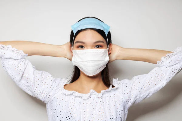 Donna con aspetto asiatico protezione maschera medica sfondo isolato inalterato — Foto Stock