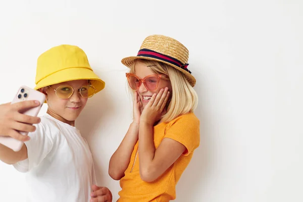 Divertido niños usando sombreros moda teléfono selfie comunicación — Foto de Stock