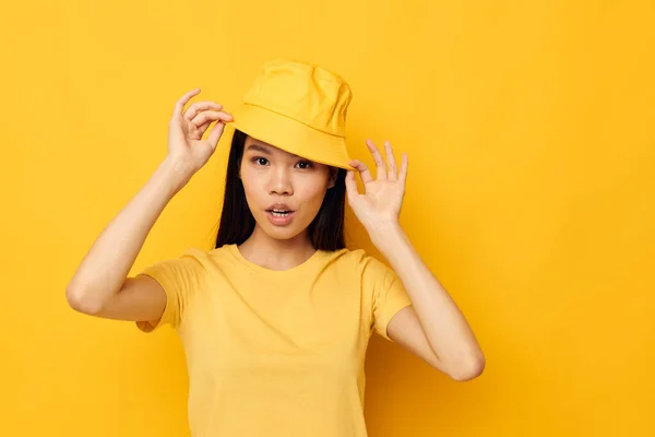 Vacker brunett bär en gul hatt poserar känslor studio modell oförändrad — Stockfoto