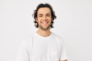 Beyaz tişörtlü yakışıklı adam. Manzarası değişmemiş bir yaşam tarzı.