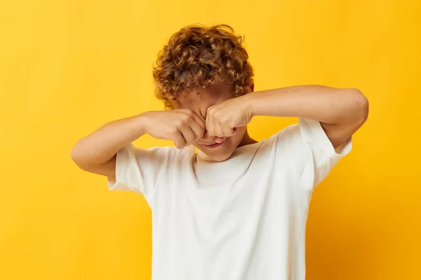 Niño con pelo rizado infancia posando fondo amarillo — Foto de Stock
