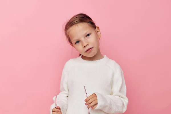 Portrait d'enfant souriant heureux fille pull blanc posant fond isolé amusant — Photo