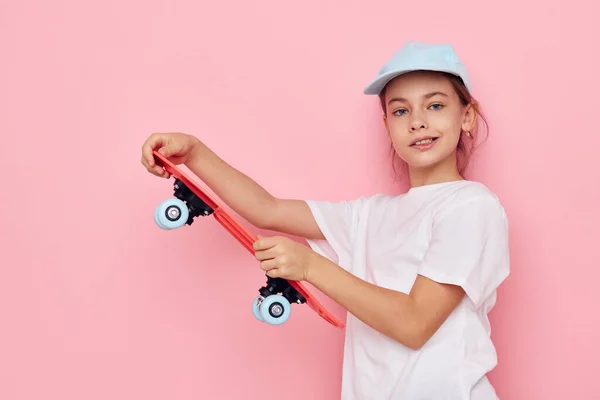 Portrait de bonnet enfant heureux et souriant en t-shirt blanc fond rose — Photo