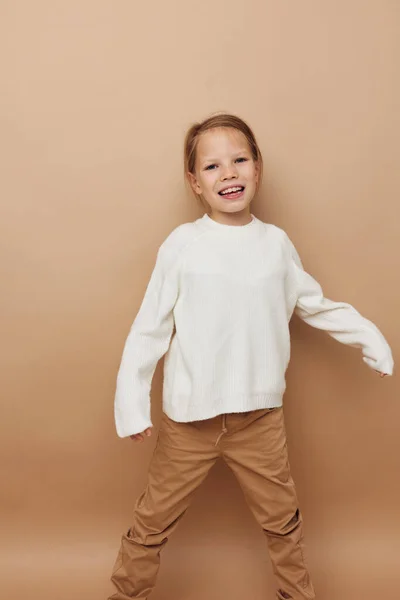 Mutlu gülümseyen çocuk portresi çocuk stili duygular eğlence yaşam tarzı değiştirilmemiş — Stok fotoğraf