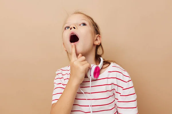 Ritratto di bambina sorridente felice cuffie emozioni di intrattenimento Stile di vita inalterato — Foto Stock