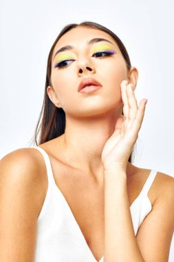 Güzel esmer, uzun saçlı kozmetik ürünleri. Arka planda değişiklik yok.