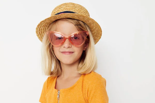 Χαριτωμένο κορίτσι με ξανθά μαλλιά φορώντας καπέλο μόδας χαμόγελο — Φωτογραφία Αρχείου