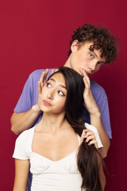 genç bir çift yaz stili moda duyguları ile izole edilmiş arka plan