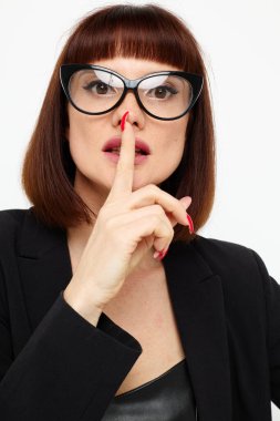 Siyah takım elbiseli güzel bir kadın lüks ışıklı arka planda.