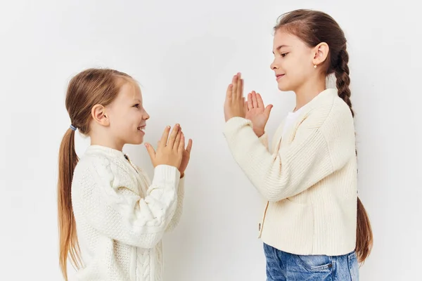 友情の楽しさを示すセーターを着た2人の女の子 — ストック写真