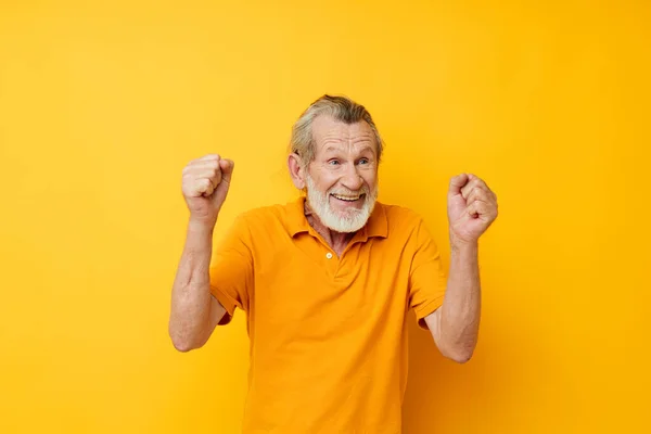 Portrait d'homme âgé heureux geste de la main barbe grise amusant fond jaune — Photo