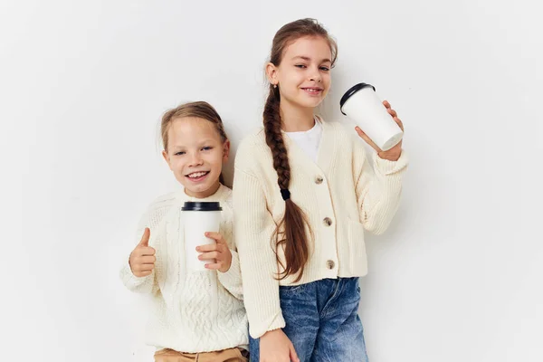 Twee kleine meisjes vrienden met bril in hun handen — Stockfoto